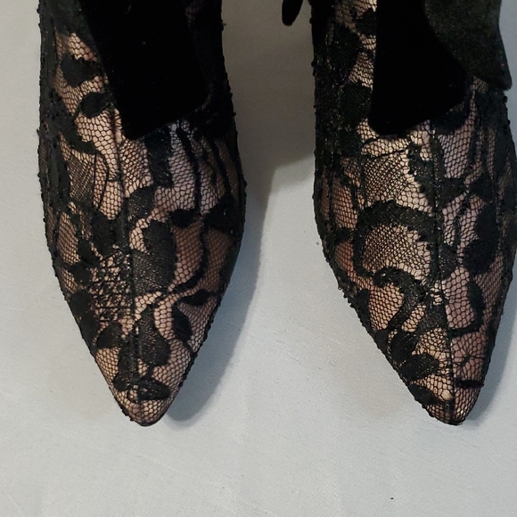 Joyfolie NWOT Black and Tan Lace Heeled Velvet Bow Candence Boots Sz 8 *flaw - Picture 4 of 10